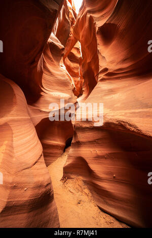 Wasserloch Canyon - ein Slot Canyon durch das rote Navajo Sandstein Felsen in der Nähe von Page, Arizona, USA schneiden Stockfoto