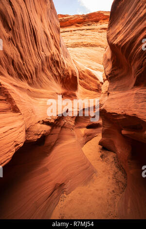 Wasserloch Canyon - ein Slot Canyon durch das rote Navajo Sandstein Felsen in der Nähe von Page, Arizona, USA schneiden Stockfoto