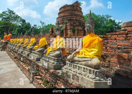 Buddha Statuen um die zentrale Stupa, Wat Yai Chai Mongkhon, Ayutthaya, Thailand Stockfoto