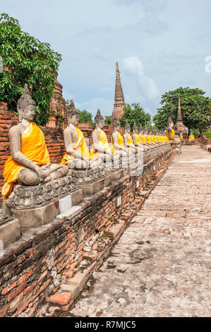 Buddha Statuen um die zentrale Stupa, Wat Yai Chai Mongkhon, Ayutthaya, Thailand Stockfoto