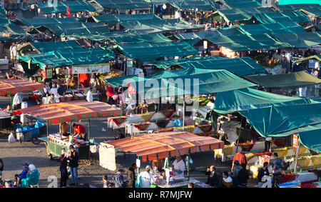 Djemaa el Fna Marrakesch Marokko am Abend, mit Ständen für Street Food eingerichtet, Marrakesch Marokko Nordafrika Stockfoto