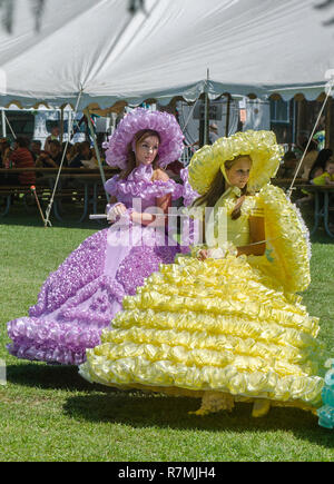 Azalea Trail Zimmermädchen posieren für Fotos am 66. jährlichen Segnung der Flotte im Bayou La Batre, Alabama, 3. Mai 2015. Stockfoto