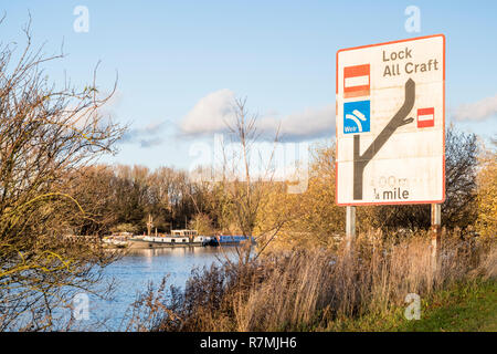 Binnenschifffahrt Zeichen zeigen eine Schleuse und Wehr auf dem Fluss Trent bei Holme Pierpont, Nottinghamshire, England, Großbritannien Stockfoto