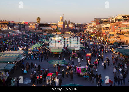 Djemaa el Fna Marrakesch Marokko am Abend, mit Ständen für Street Food eingerichtet, Marrakesch Marokko Nordafrika Stockfoto