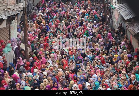 Hajin, Kaschmir. 10. Dezember, 2018. Frauen März die Beerdigung von Teenage Militante in Hajin im Norden von Kaschmir rund 35 Kilometer von Srinagar im Sommer, die Hauptstadt der indischen Teil Kaschmirs am 10. Dezember 2018 geregelt. Vierzehn Jahr alt war unter den drei Kämpfer in 18-Stunden langen Waffe getötet - Schlacht im Mujigund Bereich auf der Srinagar Stadtrand am 09. Dezember 2018. Credit: Faisal Khan/Pacific Press/Alamy leben Nachrichten Stockfoto