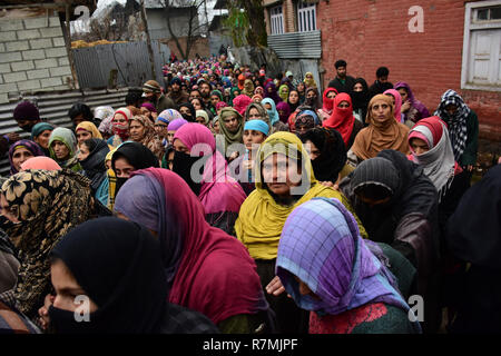 Bandipura, Indien. 10 Dez, 2018. Frauen der Trauerzug der Rebellen Saqib Sheikh und Mudasir Parray an Hajin Dorf Bandipura Bezirk, Indisch verwalteten Kaschmir am 10. Dezember 2018 teil. Das Duo zusammen mit ihren assoziierten wurden in einem 18-stündigen lange Schusswechsel mit indischen Kräfte in Mujgund Bereich von Srinagar am 09. Dezember getötet. Credit: Muzamil Mattoo/Pacific Press/Alamy leben Nachrichten Stockfoto