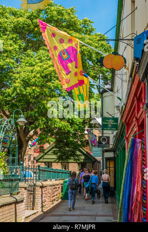 Badewanne, Taunton, Somerset. Einer charmanten engen Straße der Hütten mit einer Vielzahl einzelner Geschäfte Stockfoto