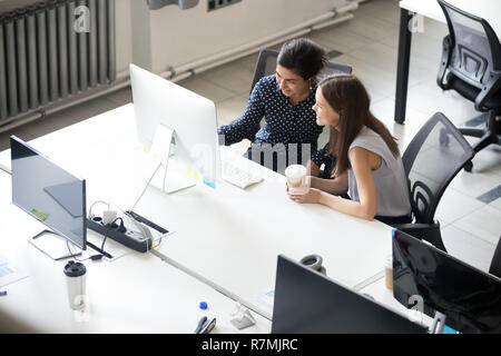 Kollegin Projekt gemeinsam diskutieren am Arbeitsplatz Stockfoto