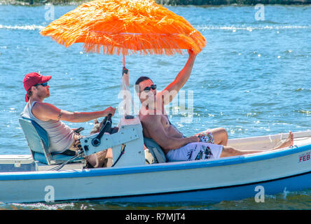 Zwei Männer genießen Sie eine Bootsfahrt in der Bucht während der 66. jährlichen Segnung der Flotte im Bayou La Batre, Alabama, 3. Mai 2015. Stockfoto