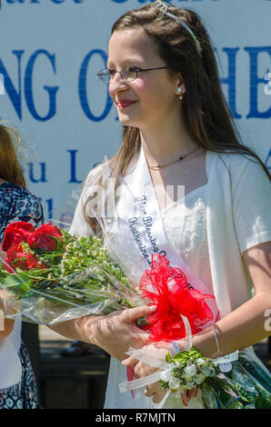 Flotte Segen Queen Katherine Landry lächelt, als sie einen Blumenstrauß aus Rosen an die 66. jährlichen Segnung der Flotte im Bayou La Batre, Alabama erhält. Stockfoto