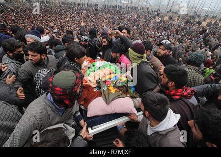 Hajin, Kaschmir. 10. Dezember, 2018. Menschen tragen den Körper von 17 Jahre alten militanten Sakib Bilal während der Trauerfeier in der Hajin im Norden von Kaschmir rund 35 Kilometer von Srinagar im Sommer, die Hauptstadt der indischen Teil Kaschmirs am 10. Dezember 2018 geregelt. Vierzehn Jahr alt war unter den drei Kämpfer in 18-Stunden langen Waffe getötet - Schlacht im Mujigund Bereich auf der Srinagar Stadtrand am 09. Dezember 2018. Credit: Faisal Khan/Pacific Press/Alamy leben Nachrichten Stockfoto