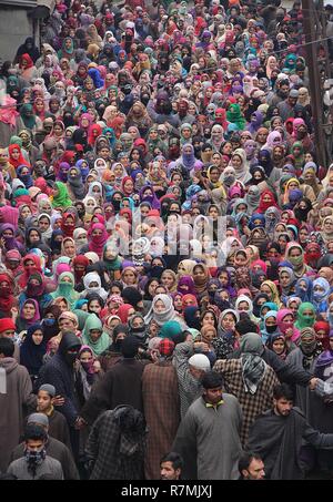 Hajin, Kaschmir. 10. Dezember, 2018. Männer und Frauen März die Beerdigung von Teenage Militante in Hajin im Norden von Kaschmir rund 35 Kilometer von Srinagar im Sommer, die Hauptstadt der indischen Teil Kaschmirs am 10. Dezember 2018 geregelt. Vierzehn Jahr alt war unter den drei Kämpfer in 18-Stunden langen Waffe getötet - Schlacht im Mujigund Bereich auf der Srinagar Stadtrand am 09. Dezember 2018. Credit: Faisal Khan/Pacific Press/Alamy leben Nachrichten Stockfoto