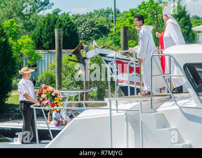 Pastor Nguyen Bieu hält eine feierliche Kranzniederlegung während der Flotte Segen in der Bayou La Batre, Alabama. Stockfoto