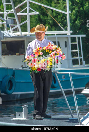Pastor Nguyen Bieu, Pastor der St. Margaret's Katholische Kirche, hält eine feierliche Kranzniederlegung beim Segen der Flotte in Bayou La Batre, Alabama. Stockfoto