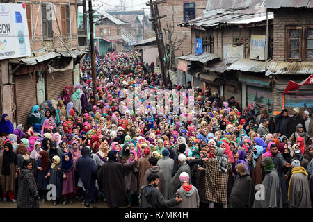 Bandipura, Indien. 10 Dez, 2018. Frauen der Trauerzug der Rebellen Saqib Sheikh und Mudasir Parray an Hajin Dorf Bandipura Bezirk, Indisch verwalteten Kaschmir am 10. Dezember 2018 teil. Das Duo zusammen mit ihren assoziierten wurden in einem 18-stündigen lange Schusswechsel mit indischen Kräfte in Mujgund Bereich von Srinagar am 09. Dezember getötet. Credit: Muzamil Mattoo/Pacific Press/Alamy leben Nachrichten Stockfoto