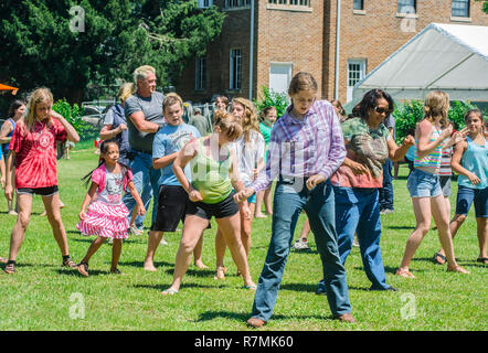 Menschen Line Dance auf der 66. jährlichen Segnung der Flotte im Bayou La Batre, Alabama, 3. Mai 2015. Stockfoto