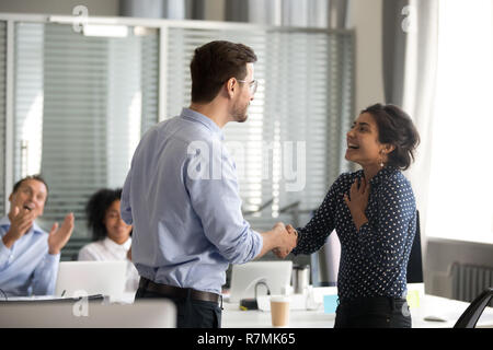 Teamleiter motivierender Handshaking weiblichen indischen Mitarbeiter Stockfoto