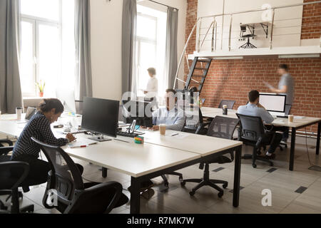 Schwere Team der Mitarbeiter in modernen Büro Stockfoto