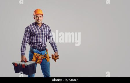 Handwerker lächelnd in besonderer Kleidung mit Tools. Stockfoto