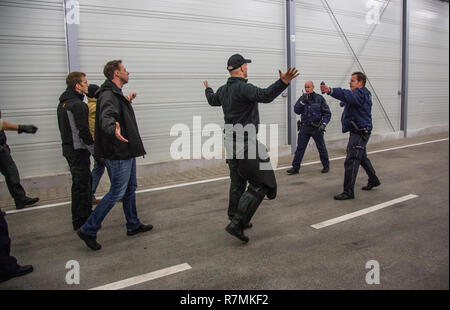 Einsatztaktik Ausbildung für die Polizei, die Handhabung von gewalttätigen Kampfsituationen, Feuerwaffen Ausbildung, regionale Polizei Ausbildung Stockfoto