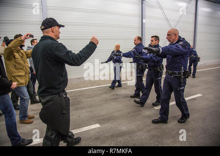 Einsatztaktik Ausbildung für die Polizei, die Handhabung von gewalttätigen Kampfsituationen, Feuerwaffen Ausbildung, regionale Polizei Ausbildung Stockfoto