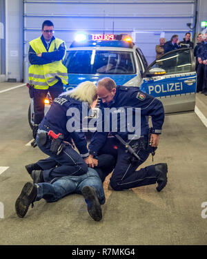 Einsatztaktik Ausbildung für die Polizei, die Handhabung von gewalttätigen Kampfsituationen, Feuerwaffen Ausbildung, regionale Polizei Ausbildung Stockfoto