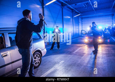 Einsatztaktik Ausbildung für die Polizei, die Handhabung von gewalttätigen Kampfsituationen, Schusswaffen Schulung, Verteidigung, die Verhaftung eines Mannes Stockfoto