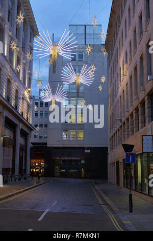 Engel Weihnachtsbeleuchtung aufhängen über Geschäfte im Carlton Street, St James's Street, Regent Street, London, 2018. Stockfoto