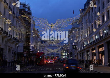 Engel Weihnachtsbeleuchtung aufhängen über Geschäfte im St James Regent Street, London, 2018 Stockfoto