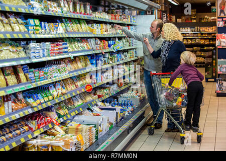 Familie Shopping in den kühleren Abschnitt eines Supermarktes, Deutschland Stockfoto