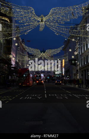 Engel Weihnachtsbeleuchtung aufhängen über Geschäfte im St James Regent Street, London, 2018 Stockfoto