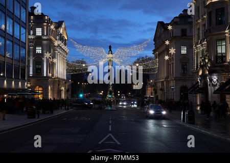 Engel Weihnachtsbeleuchtung aufhängen über Geschäfte im St James Regent Street, London, 2018, mit der Herzog von York Spalte in den Hintergrund. Stockfoto