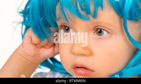 Funky Schönheit. Kleines Kind tragen blaue Perücke Haar. Kleine Zicklein in ausgefallenen Perücke Frisur. Adorable kleine Kind in Fashion Perücke. Cute Baby mit langen blauen Haare. Schönheit aussehen Frisur für Cosplay party Stockfoto