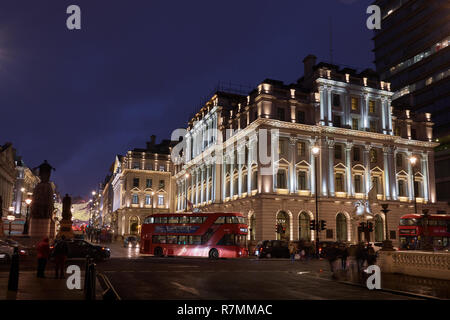 Nachts leuchten auf der Sofitel London Hotel an der Ecke Pall Mall und dem St. James's Street, London, England, mit der Statue von Florenz Noighting Stockfoto