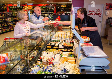 Shop Assistant ein älterer Paare an der Käsetheke, Einkaufen in einem Supermarkt, Deutschland Stockfoto