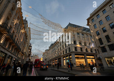 Engel Weihnachtsbeleuchtung aufhängen über Geschäfte im St James Regent Street, London, 2018 Stockfoto