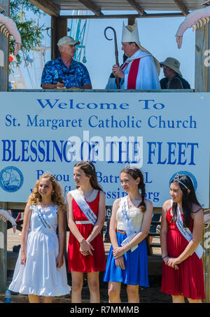 Die 65. jährlichen Segnung der Flotte Gericht wartet auf Erzbischof Thomas J. Rodi (oben rechts) das Gebet des Bayou La Batre, Alabama zu liefern. Stockfoto