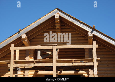 Prozess der Holz- Haus gerade Dachneigung die Vorderansicht. Holz haus Bau Stockfoto