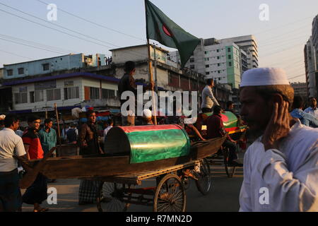 Unterstützer von Bangladesch Bangladesch Awami Liga in einem Bundestagswahlkampf Prozession wie den Europawahlkampf in Dhaka, Bangladesch beginnen am 10. Dezember 2018 beteiligen. Die 11. ordentliche Wahl wird über dem Land am 30. Dezember 2018 abgehalten werden. Stockfoto