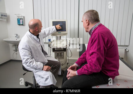 Die medizinische Praxis, Internist ein Gespräch mit einem älteren Patienten über Bilder von einer Sonographischen scanner, Deutschland Stockfoto