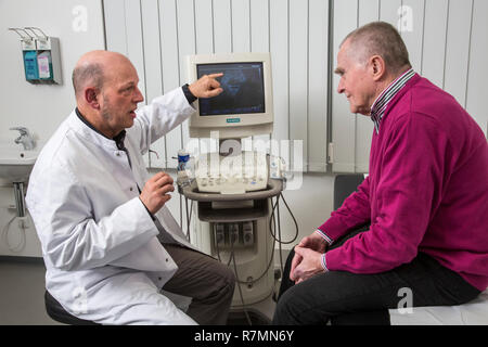 Die medizinische Praxis, Internist ein Gespräch mit einem älteren Patienten über Bilder von einer Sonographischen scanner, Deutschland Stockfoto