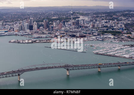 Antenne Stadtbild Übersichten von Auckland City, CBD, Brücke, Waitemata Hafen und den Golf von Hauraki, Neuseeland Stockfoto