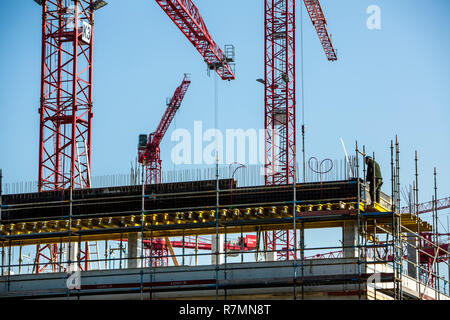 Baukräne auf einer Baustelle, Baustelle der Hochschule Ruhr-West Hochschule für Angewandte Wissenschaften Stockfoto