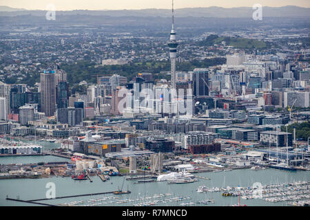 Antenne Stadtbild Übersichten von Auckland City, CBD, Brücke, Waitemata Hafen und den Golf von Hauraki, Neuseeland Stockfoto