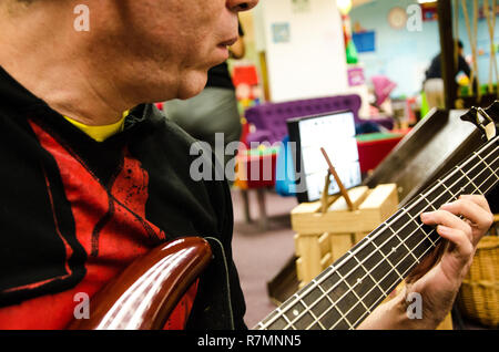 Nahaufnahme des Foto von Electric Bass Guitar Player spielen mit Händen Stockfoto