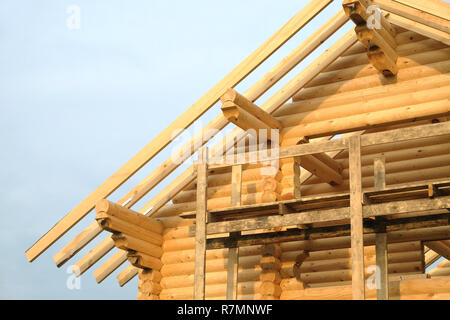 Prozess der Holz- Haus gerade Dachneigung die Seitenansicht. Holz haus Bau Stockfoto