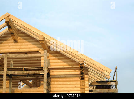 Prozess der Holz- Haus gerade Dachneigung die Vorderansicht. Holz haus Bau Stockfoto