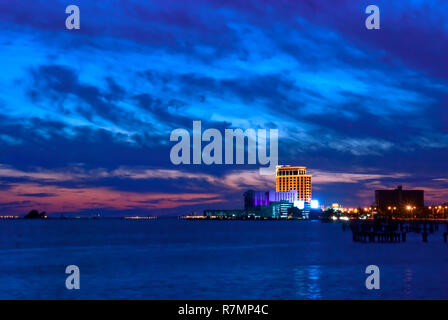 Die Sonne geht auf Biloxi, Mississippi April 13, 2010. Die Stadt ist die Heimat der Keesler Air Force Base und ist ein beliebtes Urlaubsziel. Stockfoto