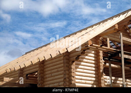 Prozess der Holz- Haus gerade Dachneigung die Seitenansicht. Holz haus Bau Stockfoto