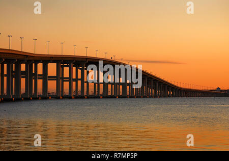 Die Sonne geht auf der Biloxi Bay Bridge, von der Strand in Ocean Springs, Mississippi, am Dez. 18, 2010 gesehen. Stockfoto